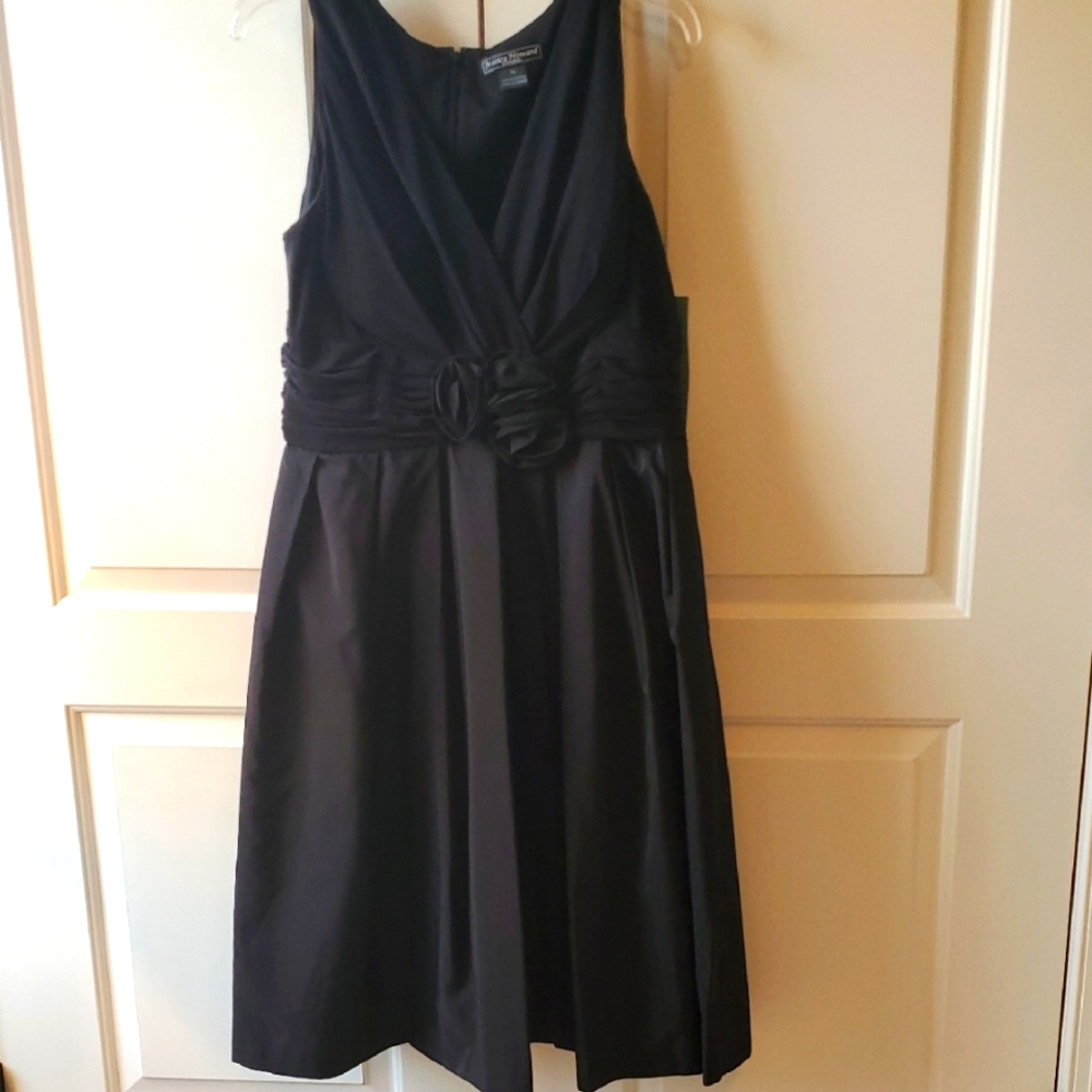Elegant Black Sleeveless Cocktail Dress